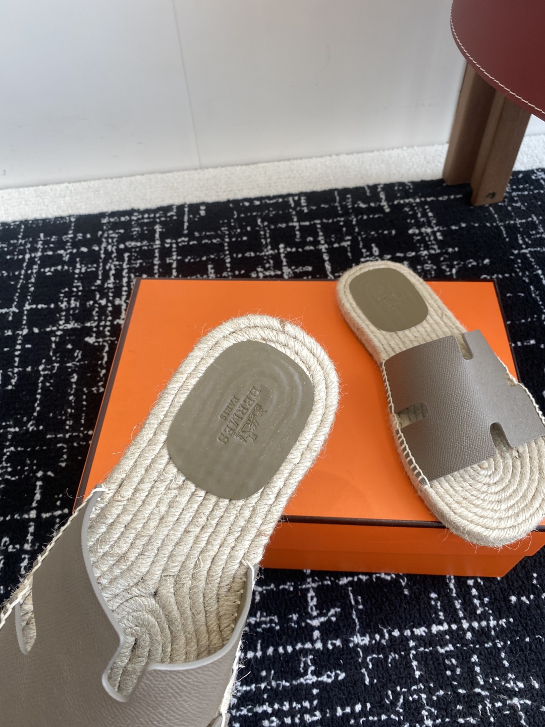 代购级
Hermes  25ss爱马仕春夏经典款  男款H拖鞋

经典H拖，每个夏天必入的款式！愿望Li