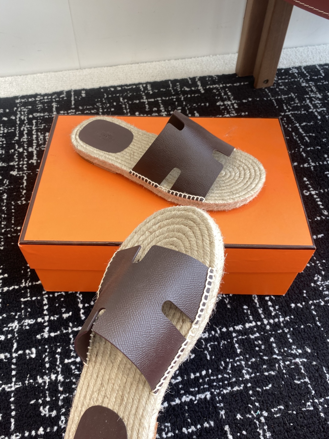 代购级
Hermes  25ss爱马仕春夏经典款  男款H拖鞋

经典H拖，每个夏天必入的款式！愿望Li