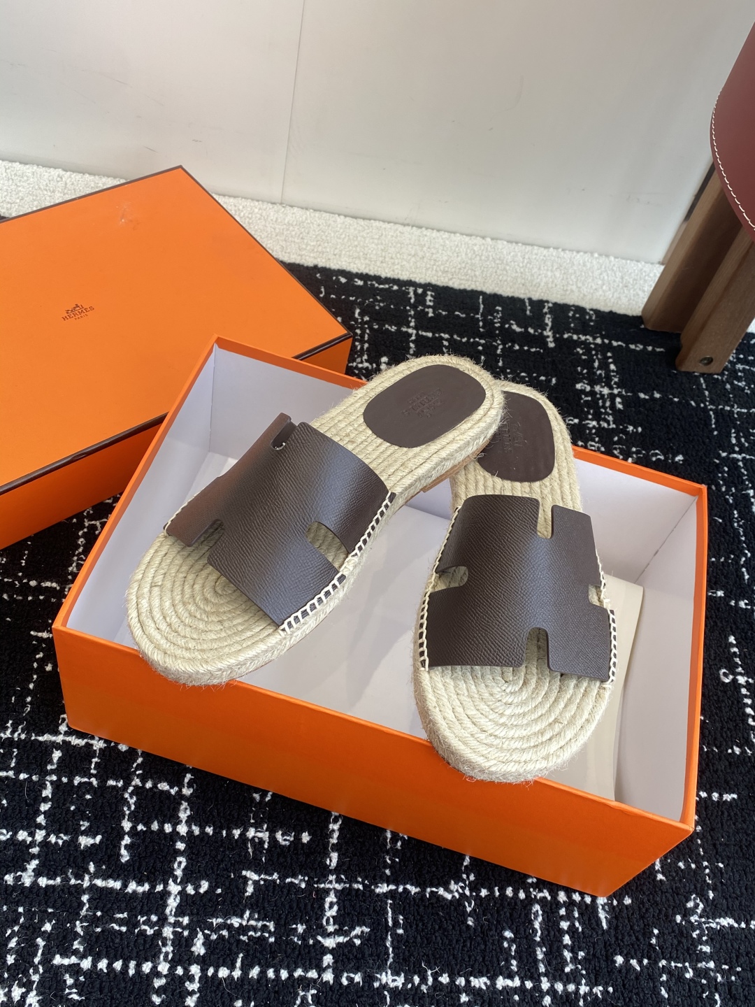 代购级
Hermes  25ss爱马仕春夏经典款  男款H拖鞋

经典H拖，每个夏天必入的款式！愿望Li
