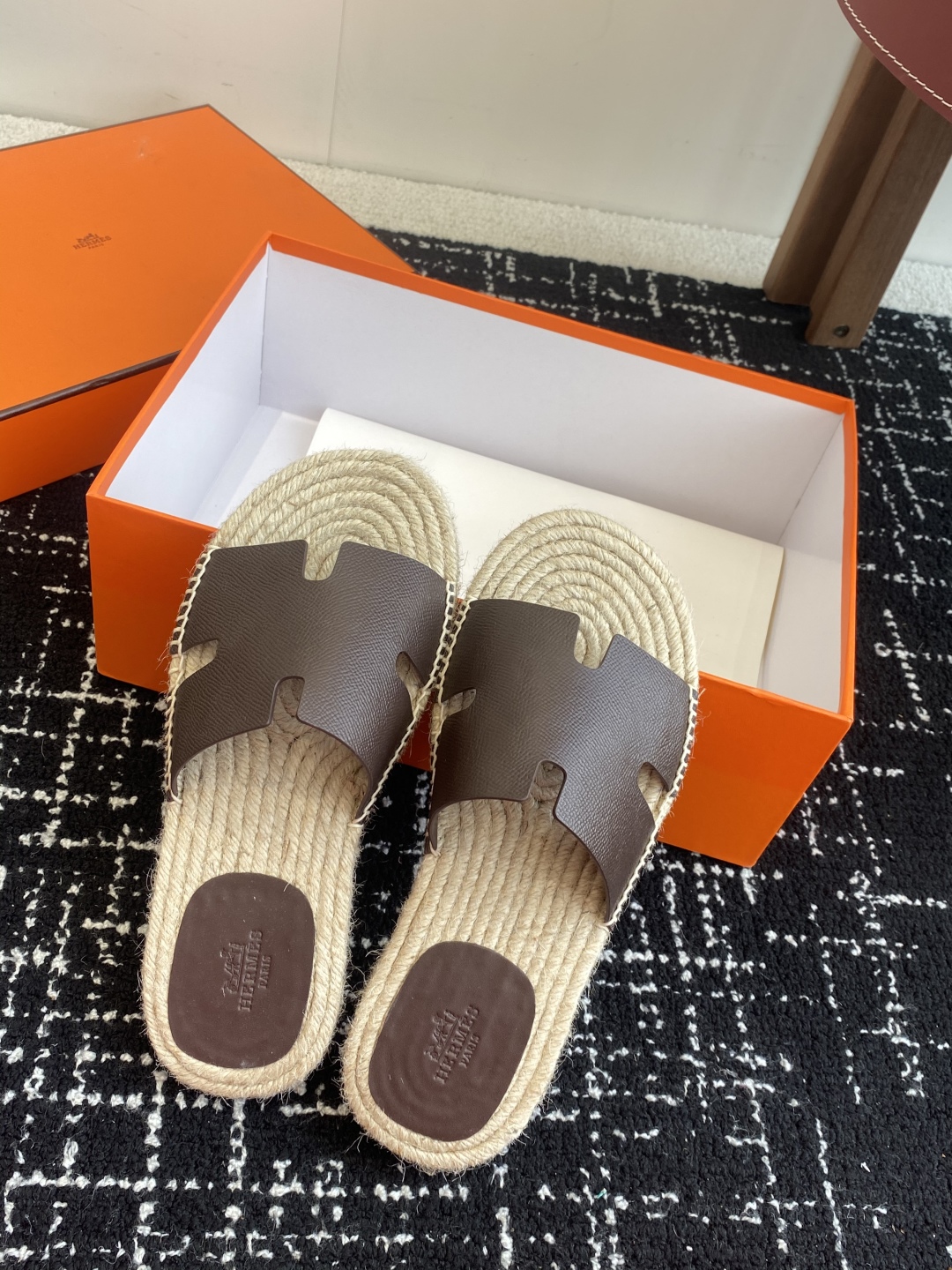 代购级
Hermes  25ss爱马仕春夏经典款  男款H拖鞋

经典H拖，每个夏天必入的款式！愿望Li