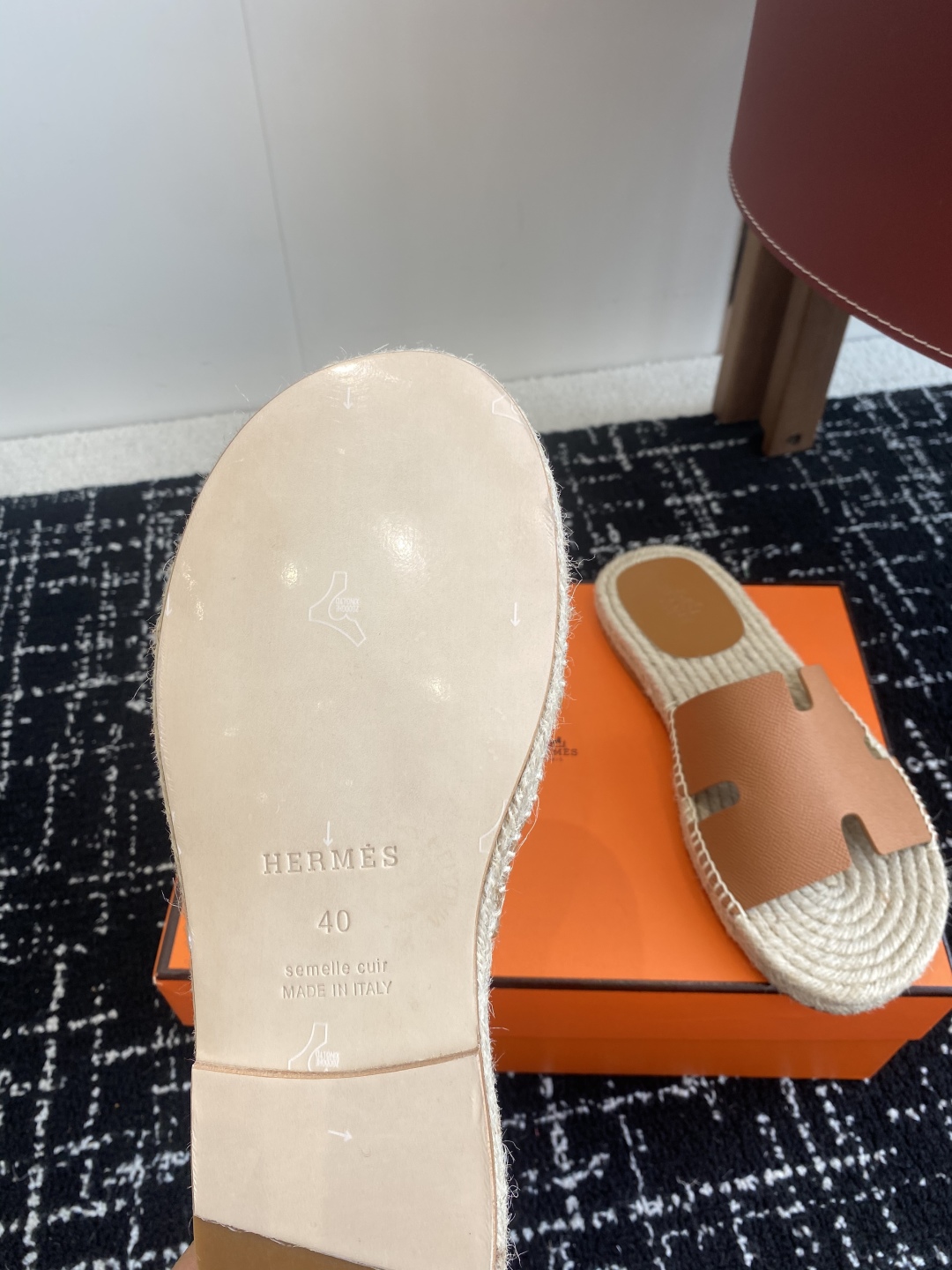 代购级
Hermes  25ss爱马仕春夏经典款  男款H拖鞋

经典H拖，每个夏天必入的款式！愿望Li