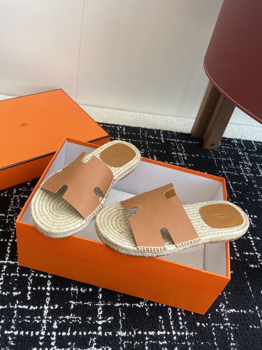 代购级
Hermes  25ss爱马仕春夏经典款  男款H拖鞋

经典H拖，每个夏天必入的款式！愿望Li