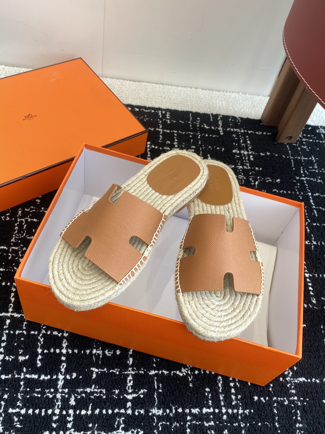 代购级
Hermes  25ss爱马仕春夏经典款  男款H拖鞋

经典H拖，每个夏天必入的款式！愿望Li
