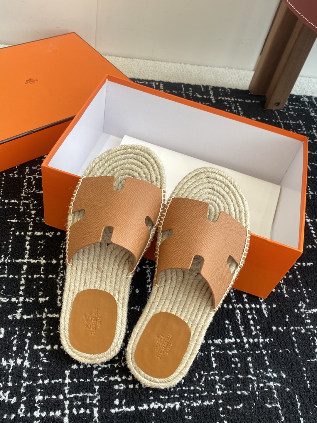 代购级
Hermes  25ss爱马仕春夏经典款  男款H拖鞋

经典H拖，每个夏天必入的款式！愿望Li