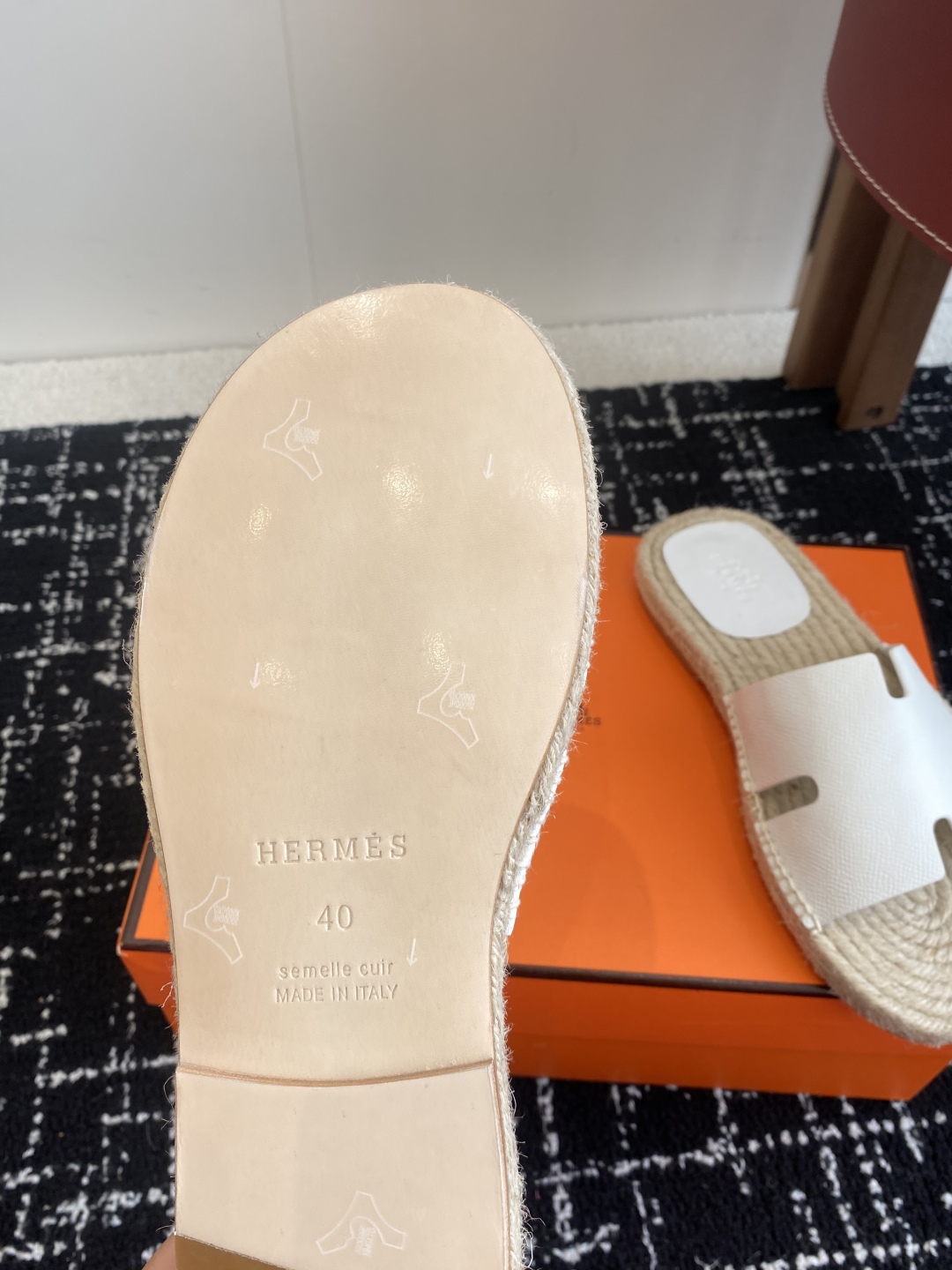 代购级
Hermes  25ss爱马仕春夏经典款  男款H拖鞋

经典H拖，每个夏天必入的款式！愿望Li
