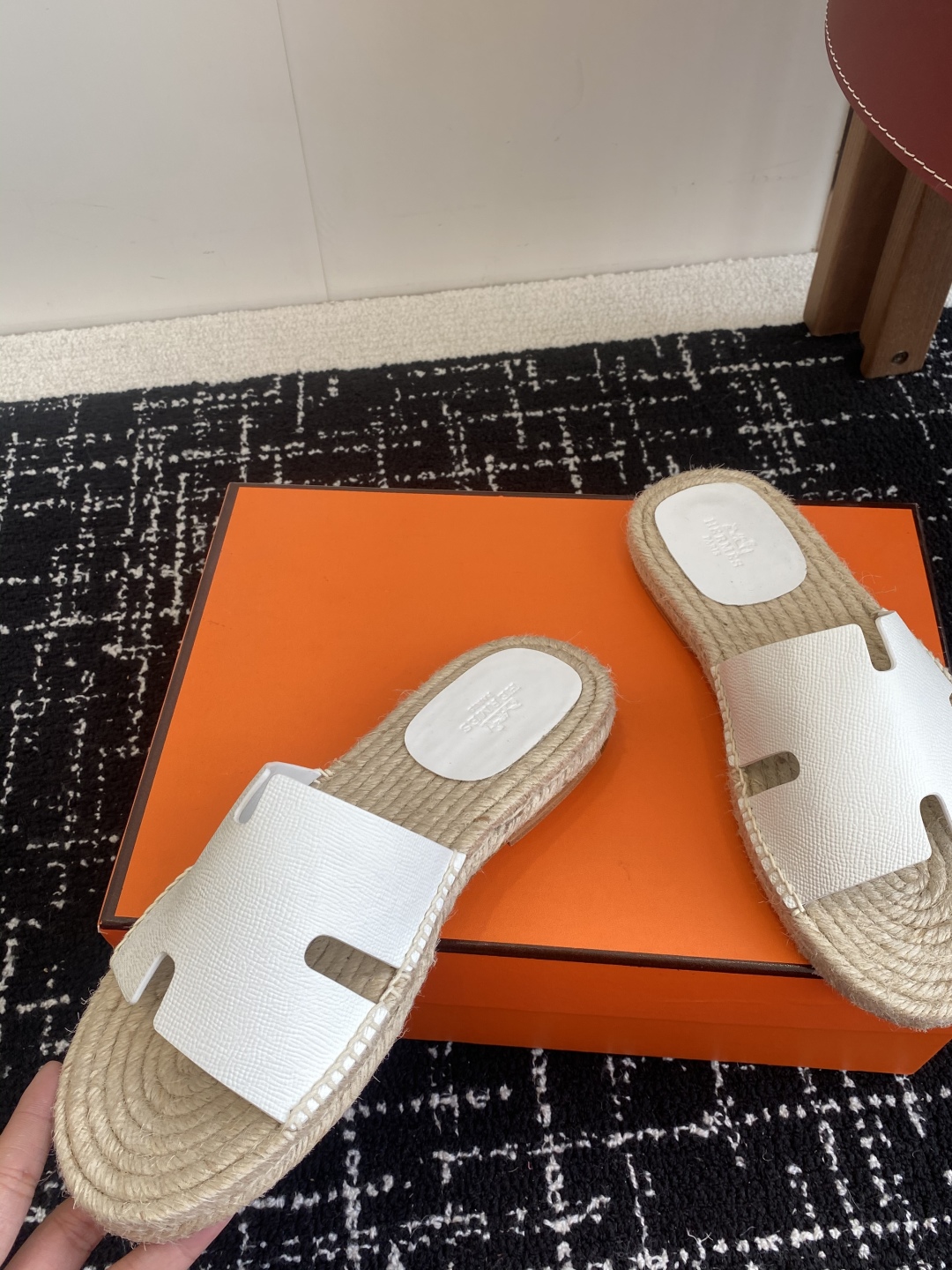 代购级
Hermes  25ss爱马仕春夏经典款  男款H拖鞋

经典H拖，每个夏天必入的款式！愿望Li
