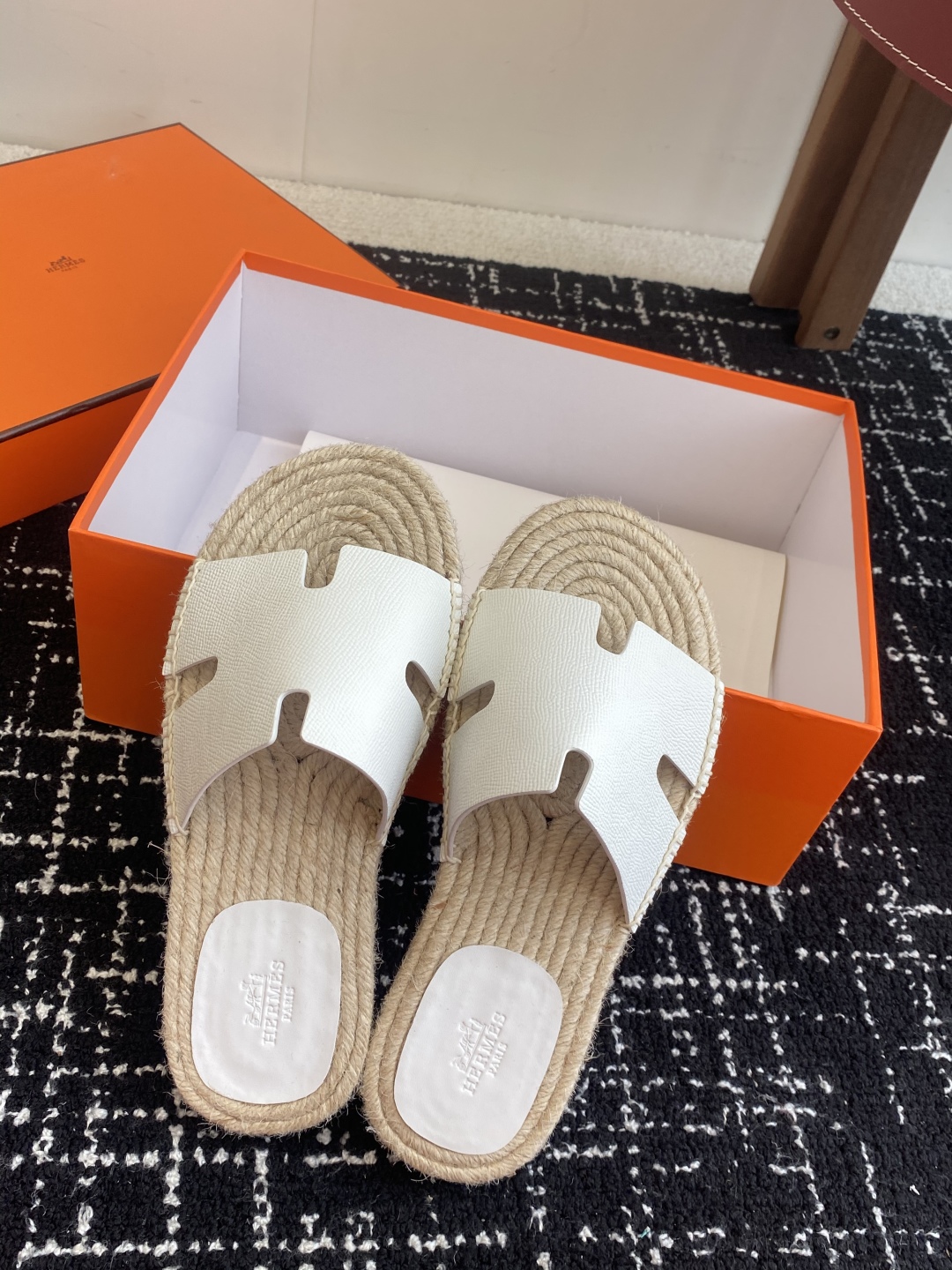 代购级
Hermes  25ss爱马仕春夏经典款  男款H拖鞋

经典H拖，每个夏天必入的款式！愿望Li