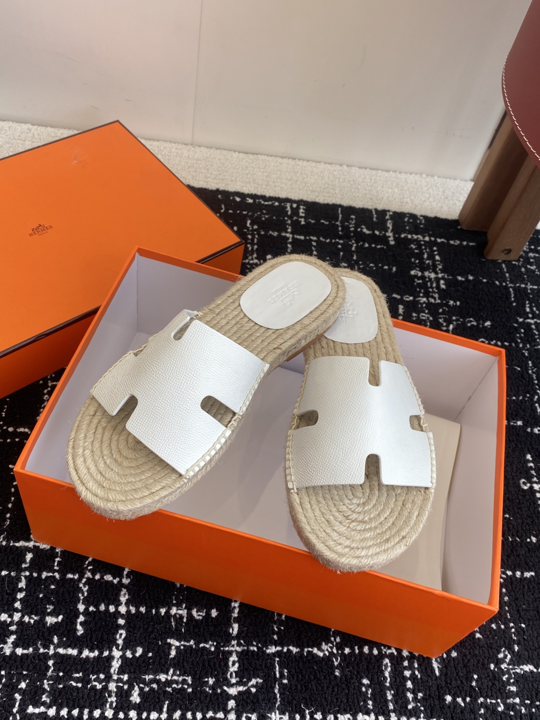 代购级
Hermes  25ss爱马仕春夏经典款  男款H拖鞋

经典H拖，每个夏天必入的款式！愿望Li