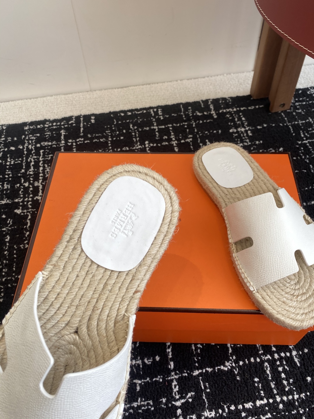 代购级
Hermes  25ss爱马仕春夏经典款  男款H拖鞋

经典H拖，每个夏天必入的款式！愿望Li