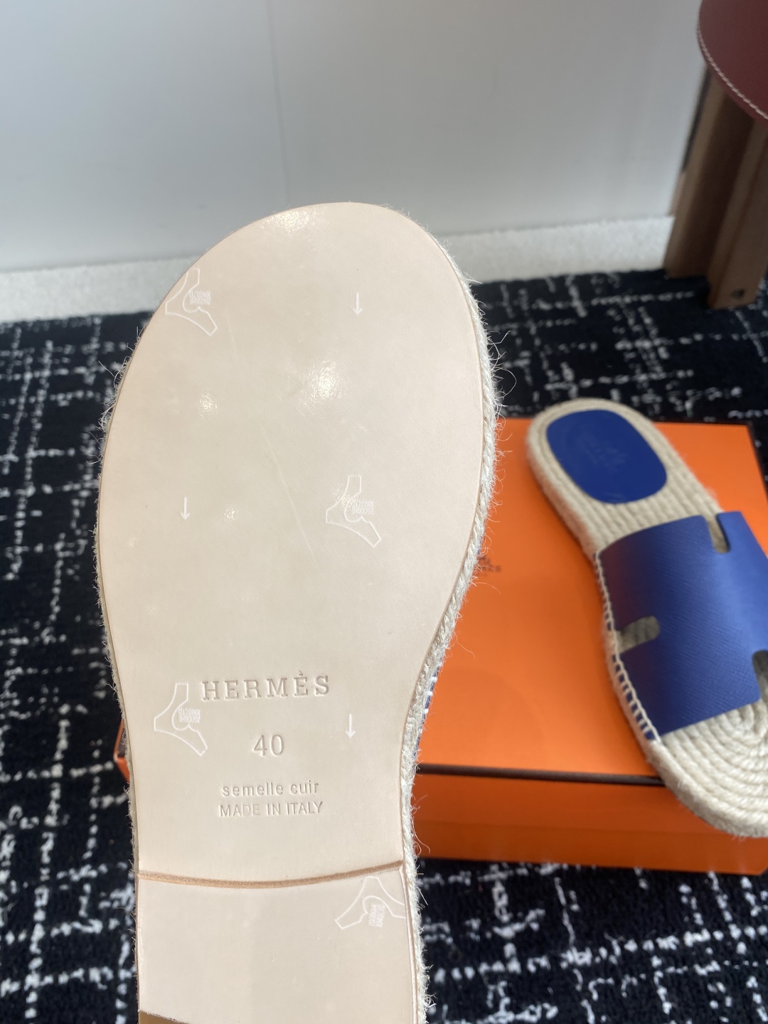 代购级
Hermes  25ss爱马仕春夏经典款  男款H拖鞋

经典H拖，每个夏天必入的款式！愿望Li