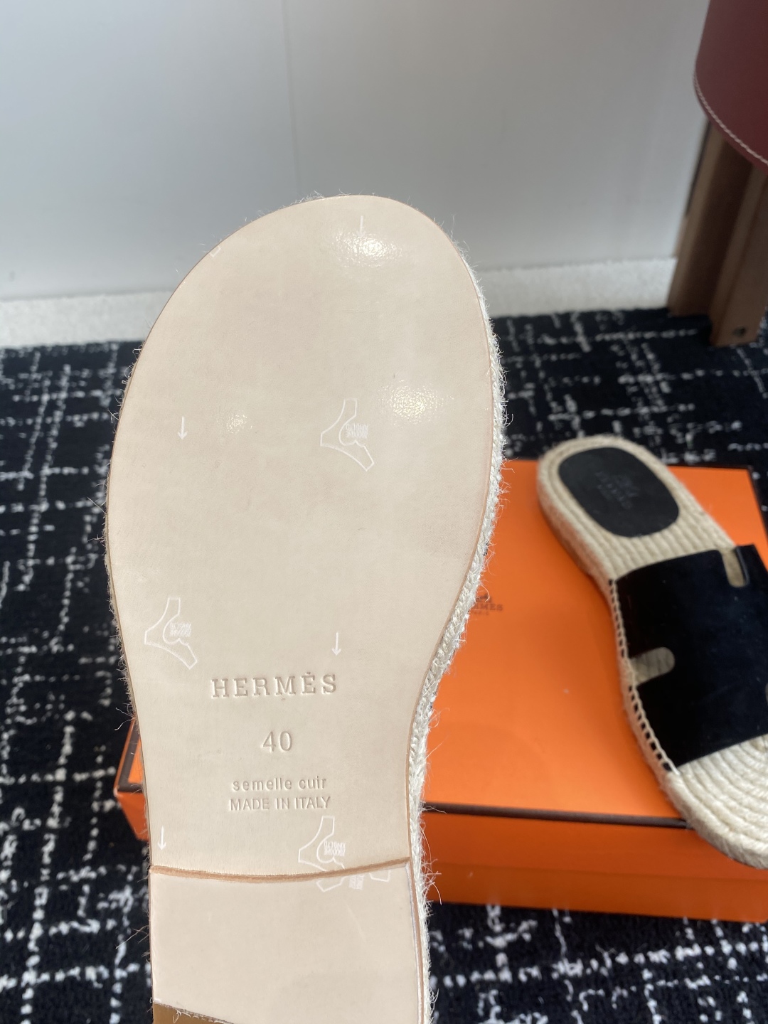 代购级
Hermes  25ss爱马仕春夏经典款  男款H拖鞋

经典H拖，每个夏天必入的款式！愿望Li