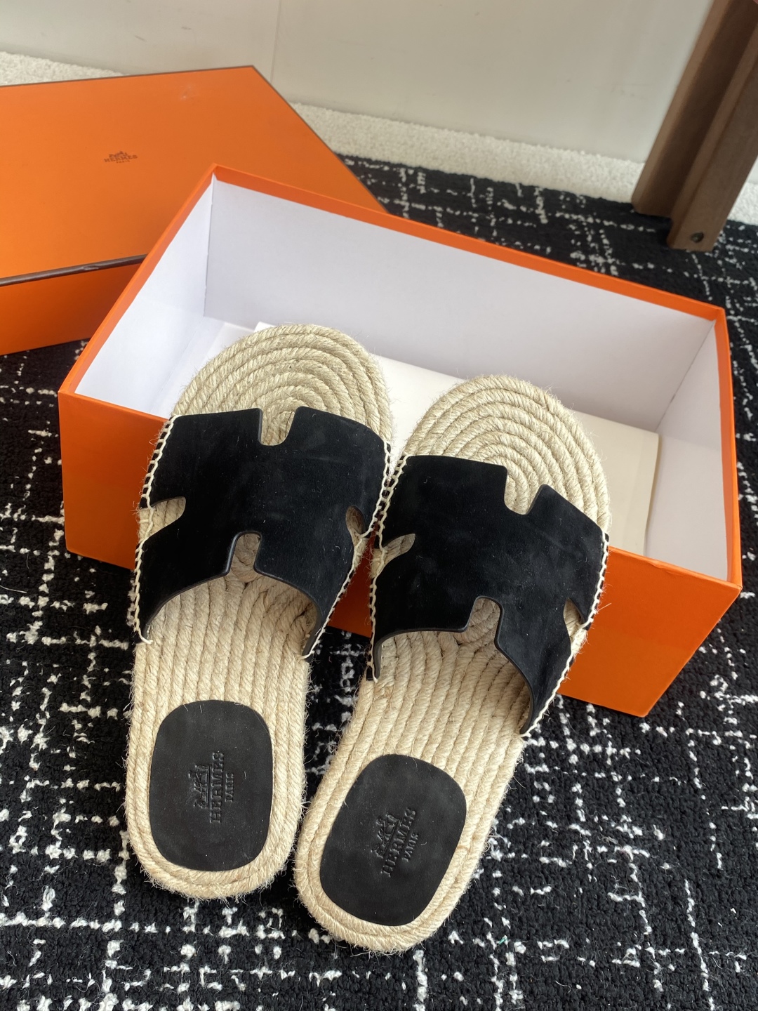 代购级
Hermes  25ss爱马仕春夏经典款  男款H拖鞋

经典H拖，每个夏天必入的款式！愿望Li
