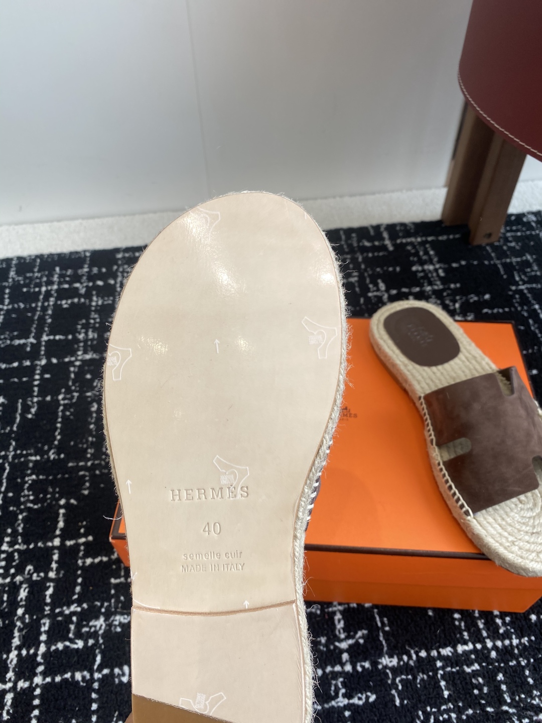 代购级
Hermes  25ss爱马仕春夏经典款  男款H拖鞋

经典H拖，每个夏天必入的款式！愿望Li
