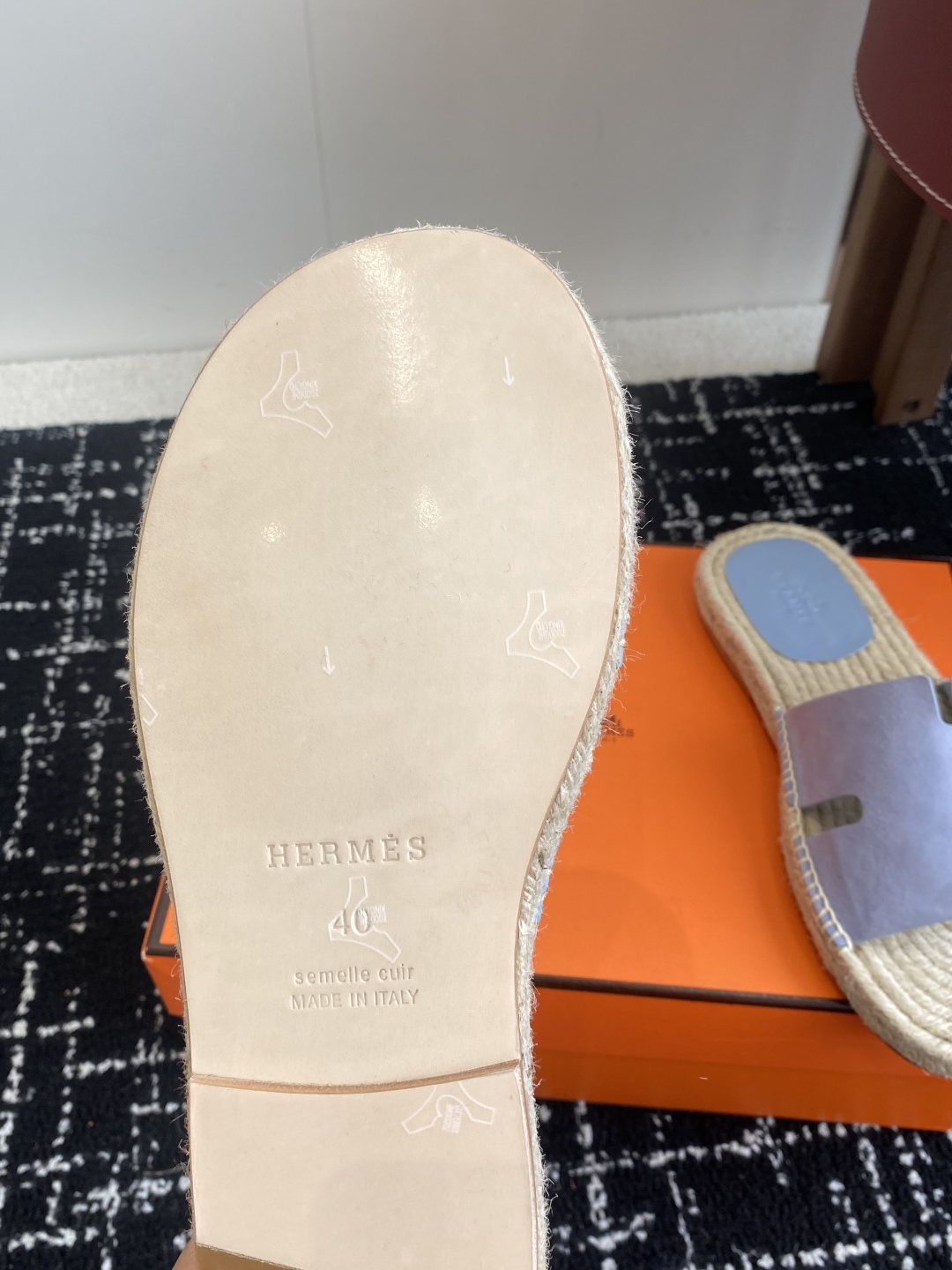 代购级
Hermes  25ss爱马仕春夏经典款  男款H拖鞋

经典H拖，每个夏天必入的款式！愿望Li