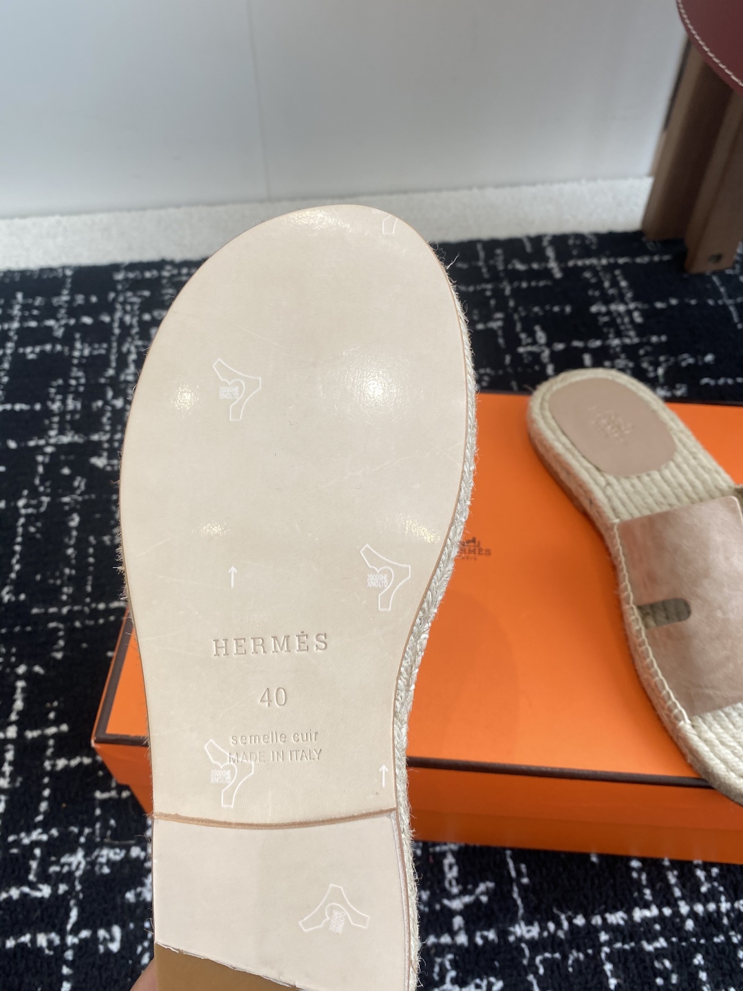代购级
Hermes  25ss爱马仕春夏经典款  男款H拖鞋

经典H拖，每个夏天必入的款式！愿望Li