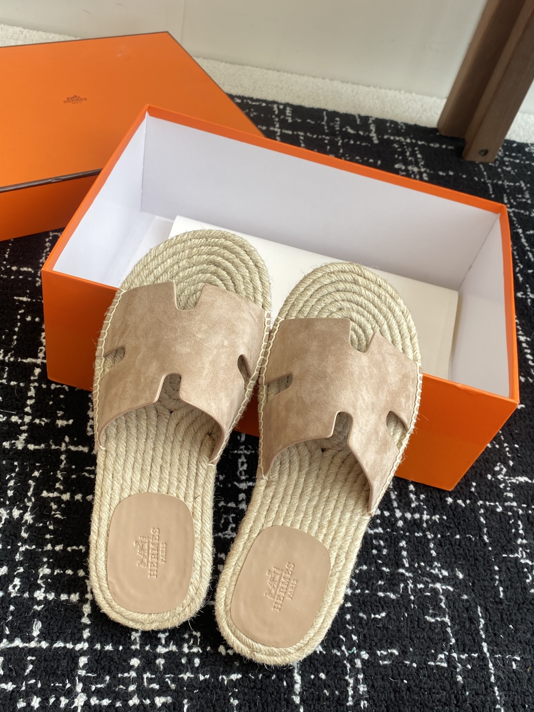 代购级
Hermes  25ss爱马仕春夏经典款  男款H拖鞋

经典H拖，每个夏天必入的款式！愿望Li