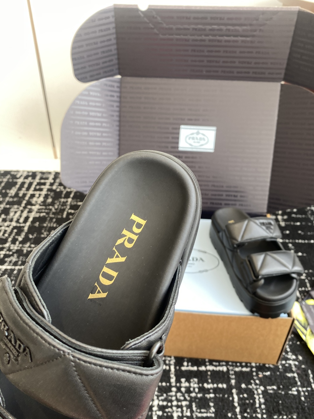 东莞代购级（官网同步✈️盒包装）
PRADA 25ss 春夏 新款 厚底款 凉拖鞋

想起了小时候上学同