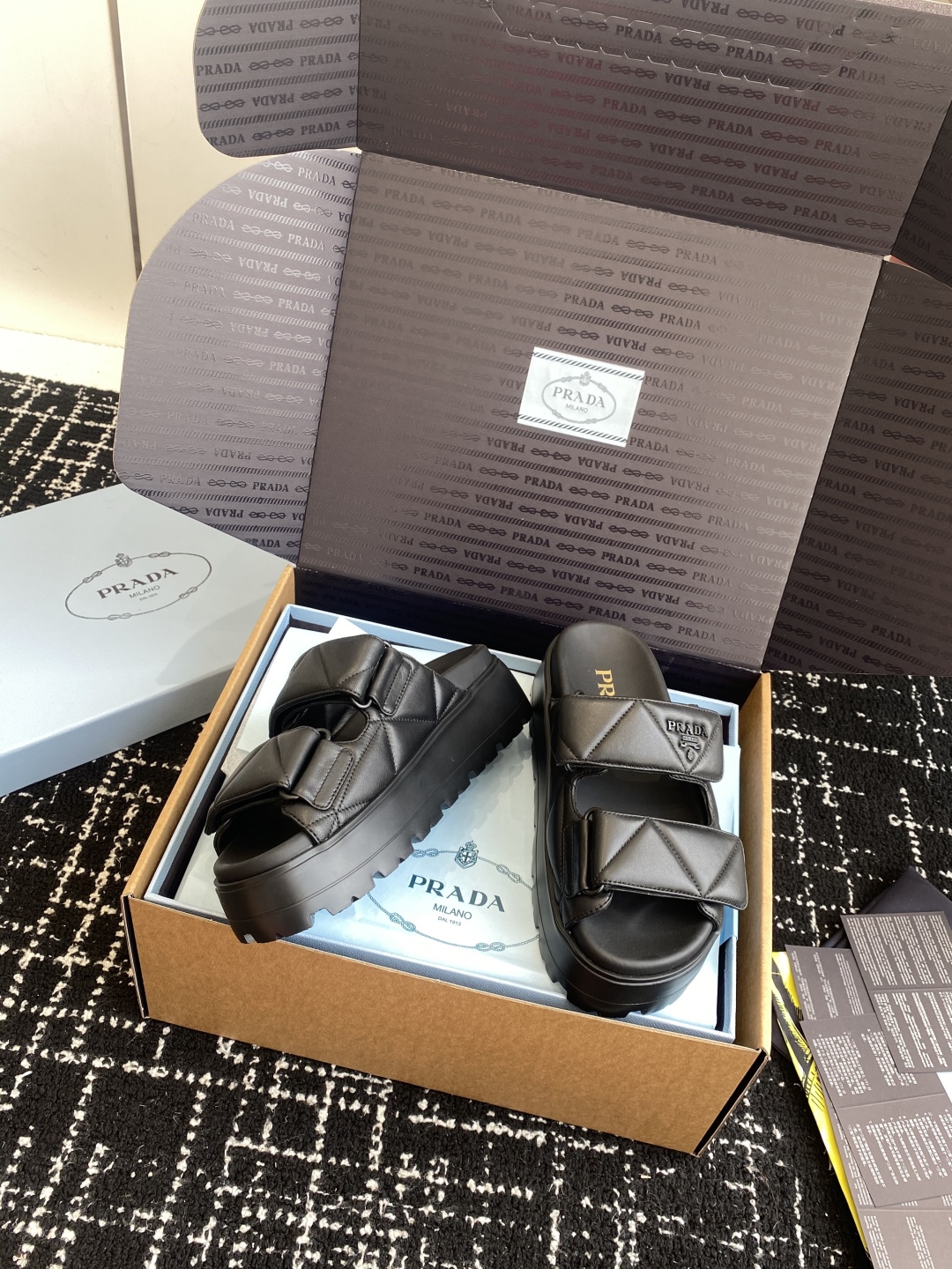 东莞代购级（官网同步✈️盒包装）
PRADA 25ss 春夏 新款 厚底款 凉拖鞋

想起了小时候上学同