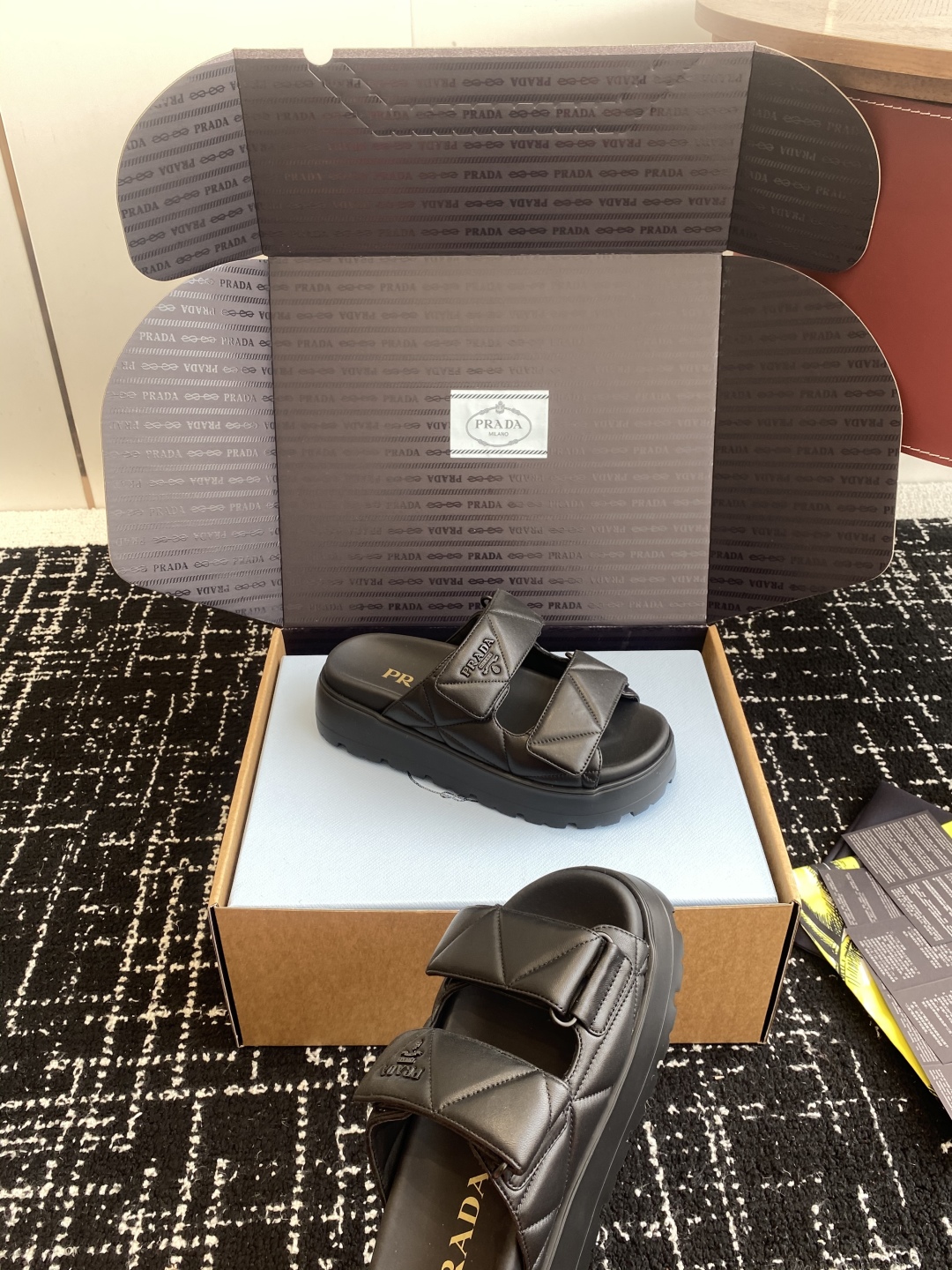 东莞代购级（官网同步✈️盒包装）
PRADA 25ss 春夏 新款 厚底款 凉拖鞋

想起了小时候上学同