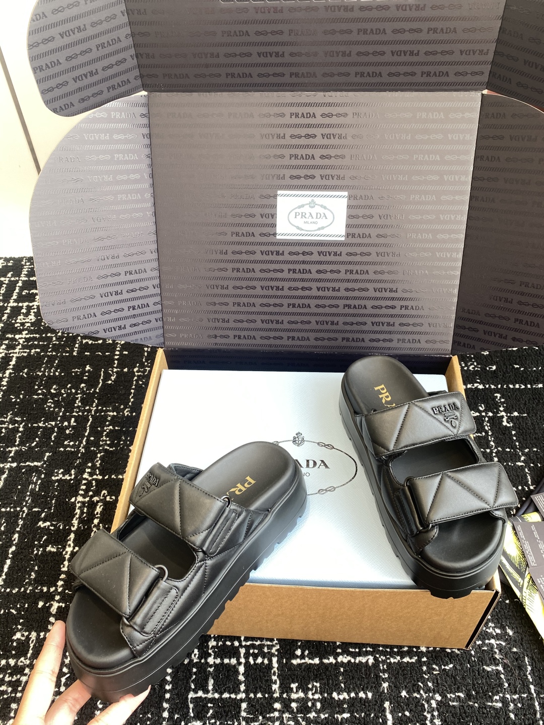 东莞代购级（官网同步✈️盒包装）
PRADA 25ss 春夏 新款 厚底款 凉拖鞋

想起了小时候上学同