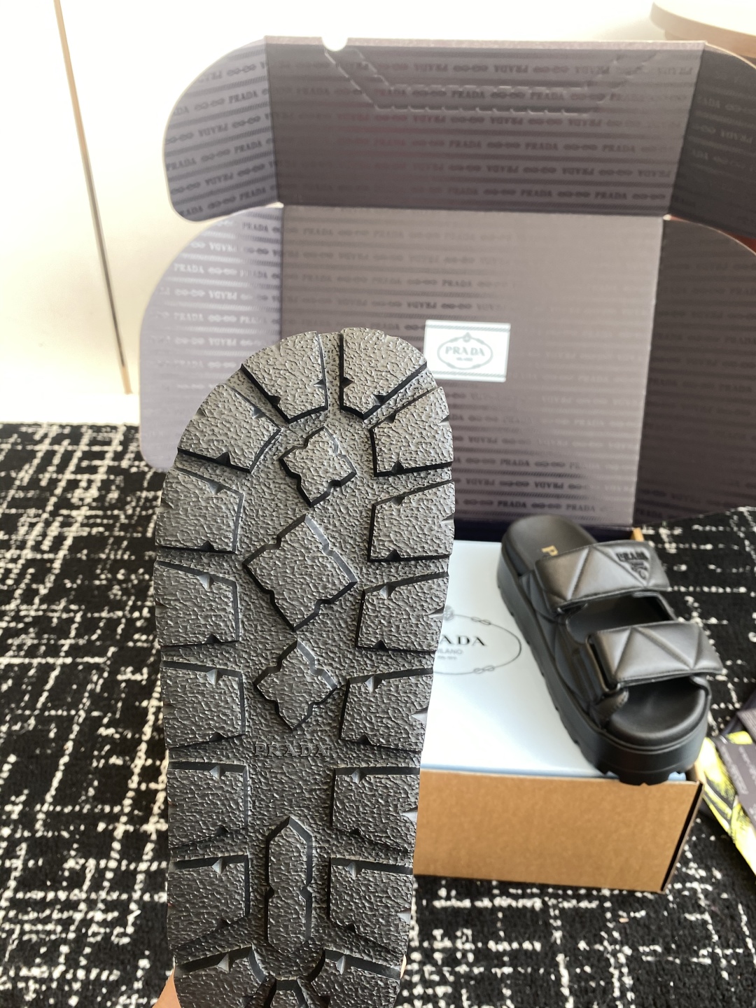东莞代购级（官网同步✈️盒包装）
PRADA 25ss 春夏 新款 厚底款 凉拖鞋

想起了小时候上学同