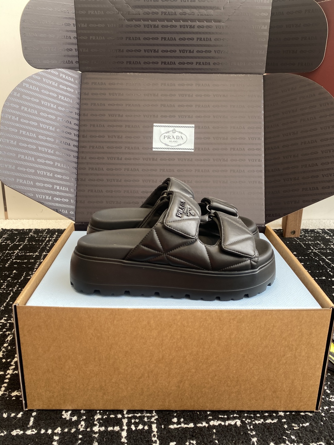 东莞代购级（官网同步✈️盒包装）
PRADA 25ss 春夏 新款 厚底款 凉拖鞋

想起了小时候上学同