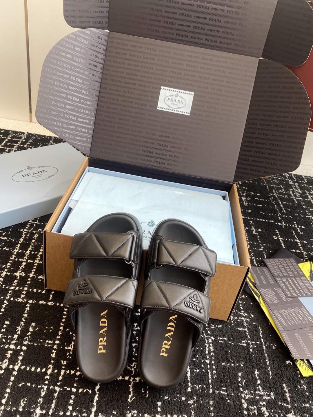 东莞代购级（官网同步✈️盒包装）
PRADA 25ss 春夏 新款 厚底款 凉拖鞋

想起了小时候上学同