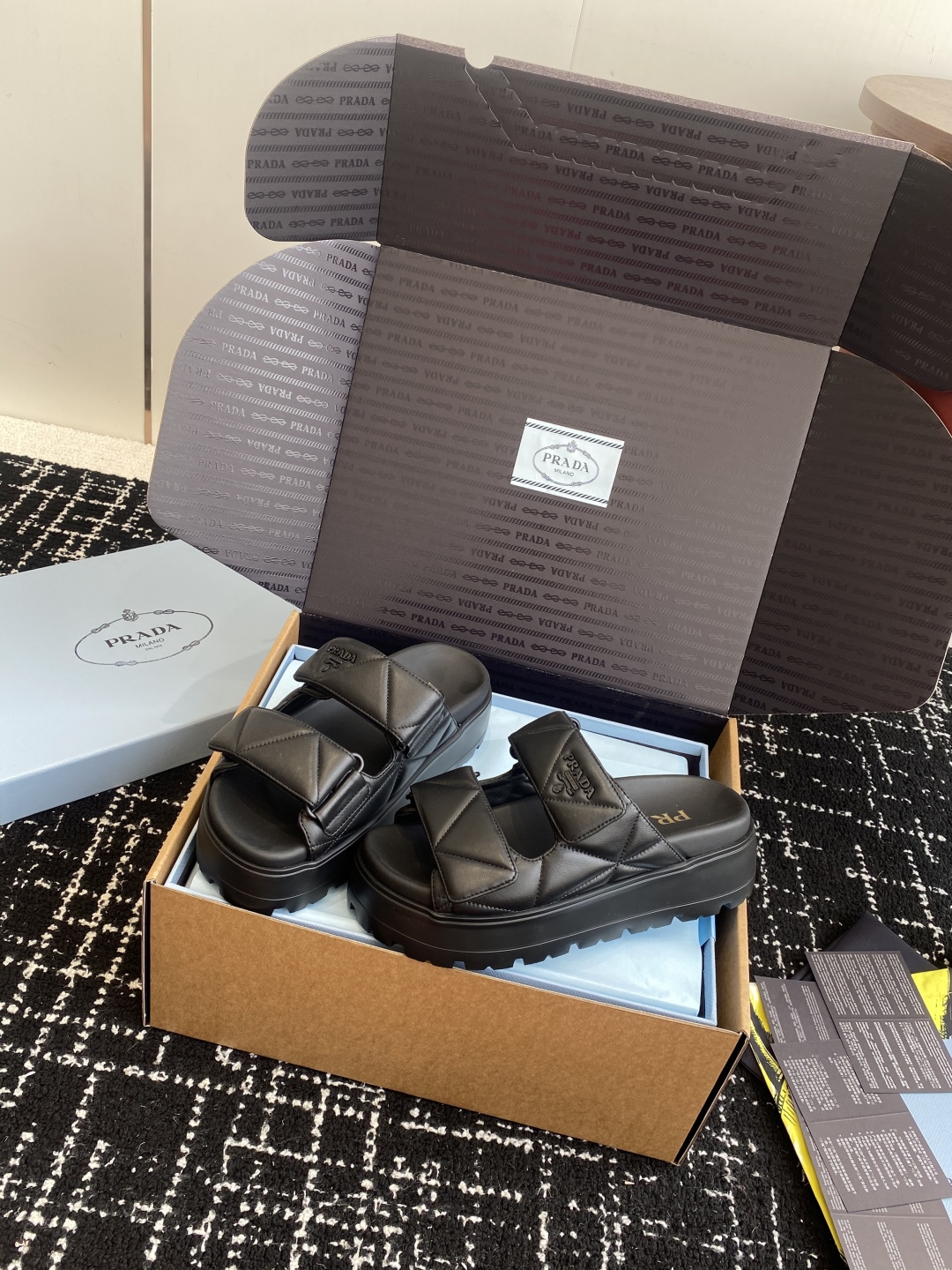 东莞代购级（官网同步✈️盒包装）
PRADA 25ss 春夏 新款 厚底款 凉拖鞋

想起了小时候上学同