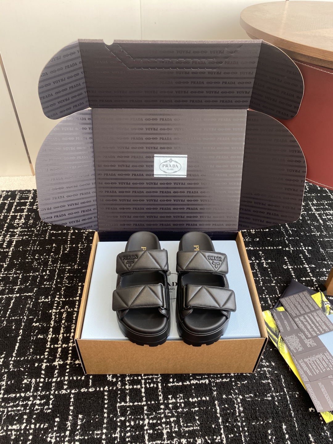 东莞代购级（官网同步✈️盒包装）
PRADA 25ss 春夏 新款 厚底款 凉拖鞋

想起了小时候上学同
