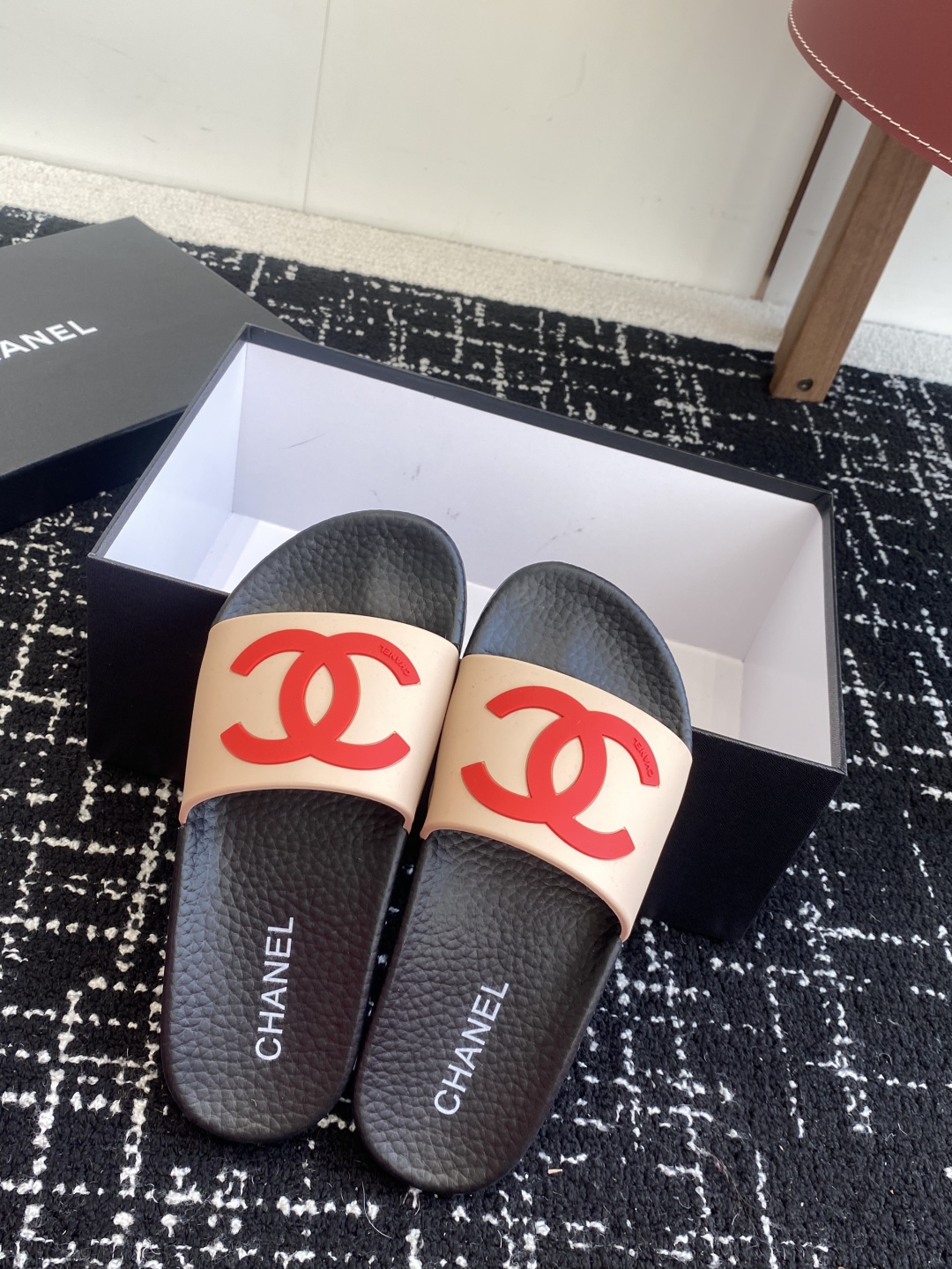 代购级
CHANEL 25ss 春夏沙滩拖鞋 系列 香奈儿 国内国外专柜断货王，找遍国内专柜心心念念终于