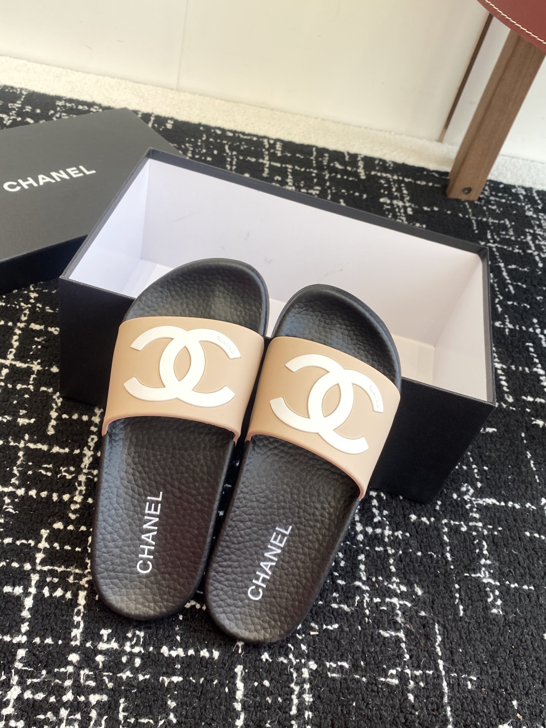 代购级
CHANEL 25ss 春夏沙滩拖鞋 系列 香奈儿 国内国外专柜断货王，找遍国内专柜心心念念终于