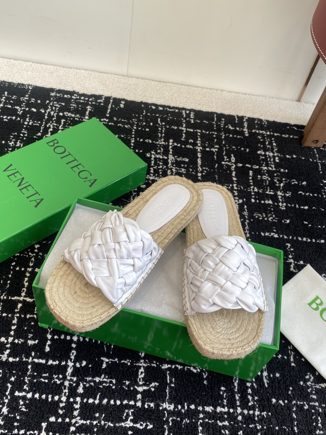 东莞代购级
Bottega Veneta BV新款菱格宽条编织凉拖鞋
ins&小红书巨多网红明星上身!