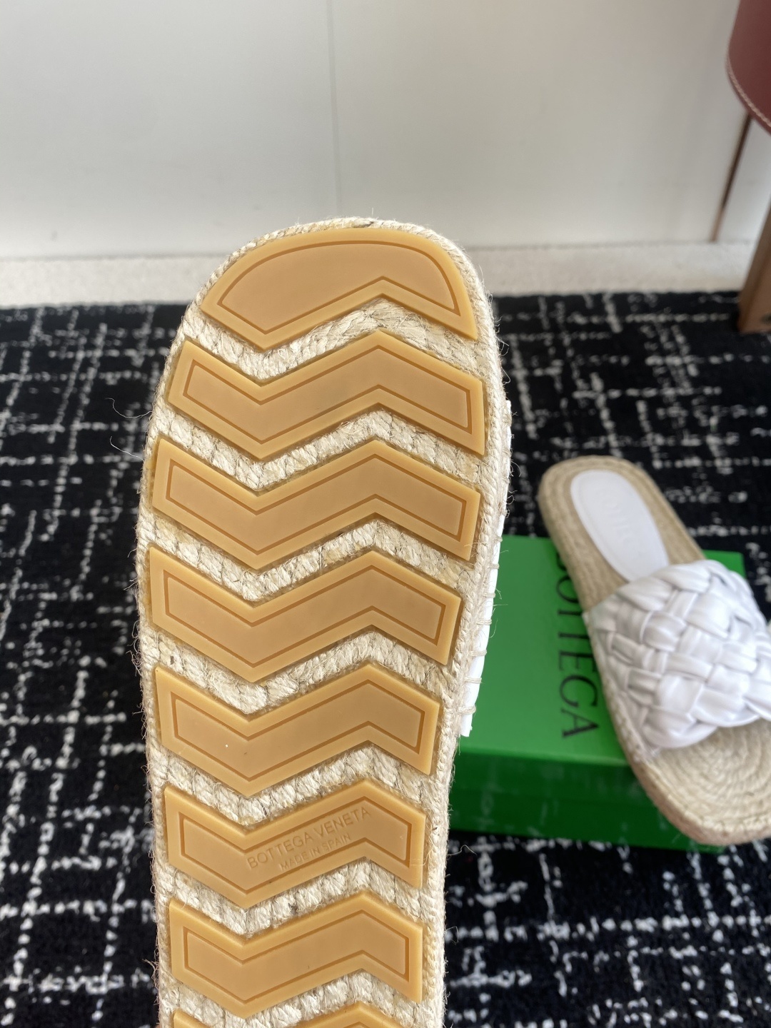 东莞代购级
Bottega Veneta BV新款菱格宽条编织凉拖鞋
ins&小红书巨多网红明星上身!