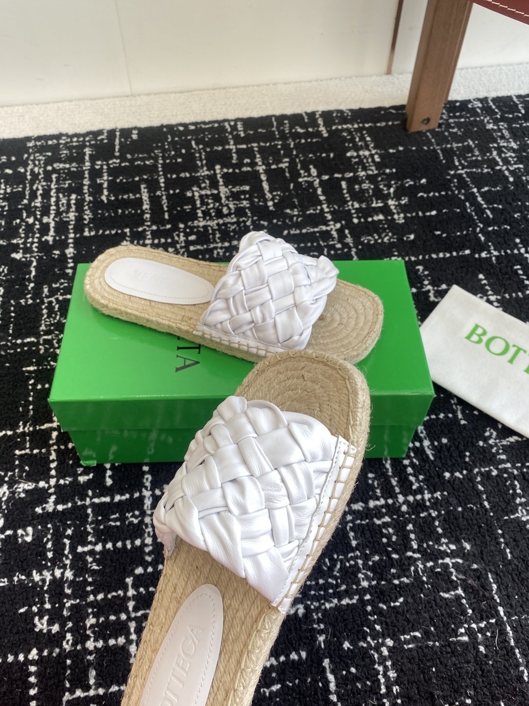 东莞代购级
Bottega Veneta BV新款菱格宽条编织凉拖鞋
ins&小红书巨多网红明星上身!