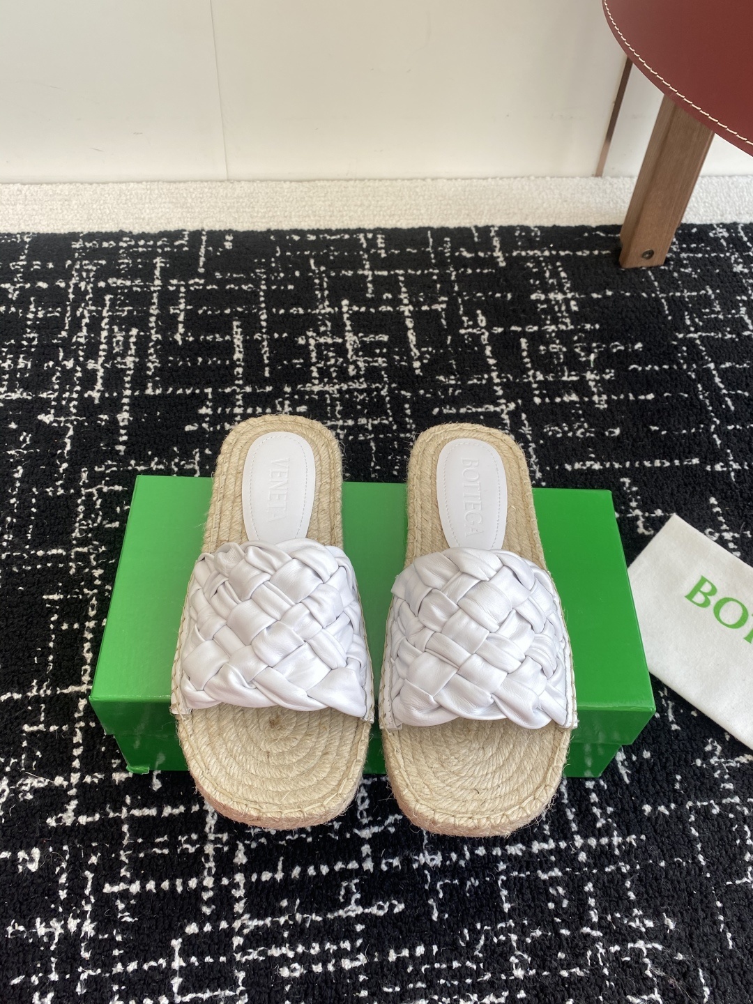 东莞代购级
Bottega Veneta BV新款菱格宽条编织凉拖鞋
ins&小红书巨多网红明星上身!