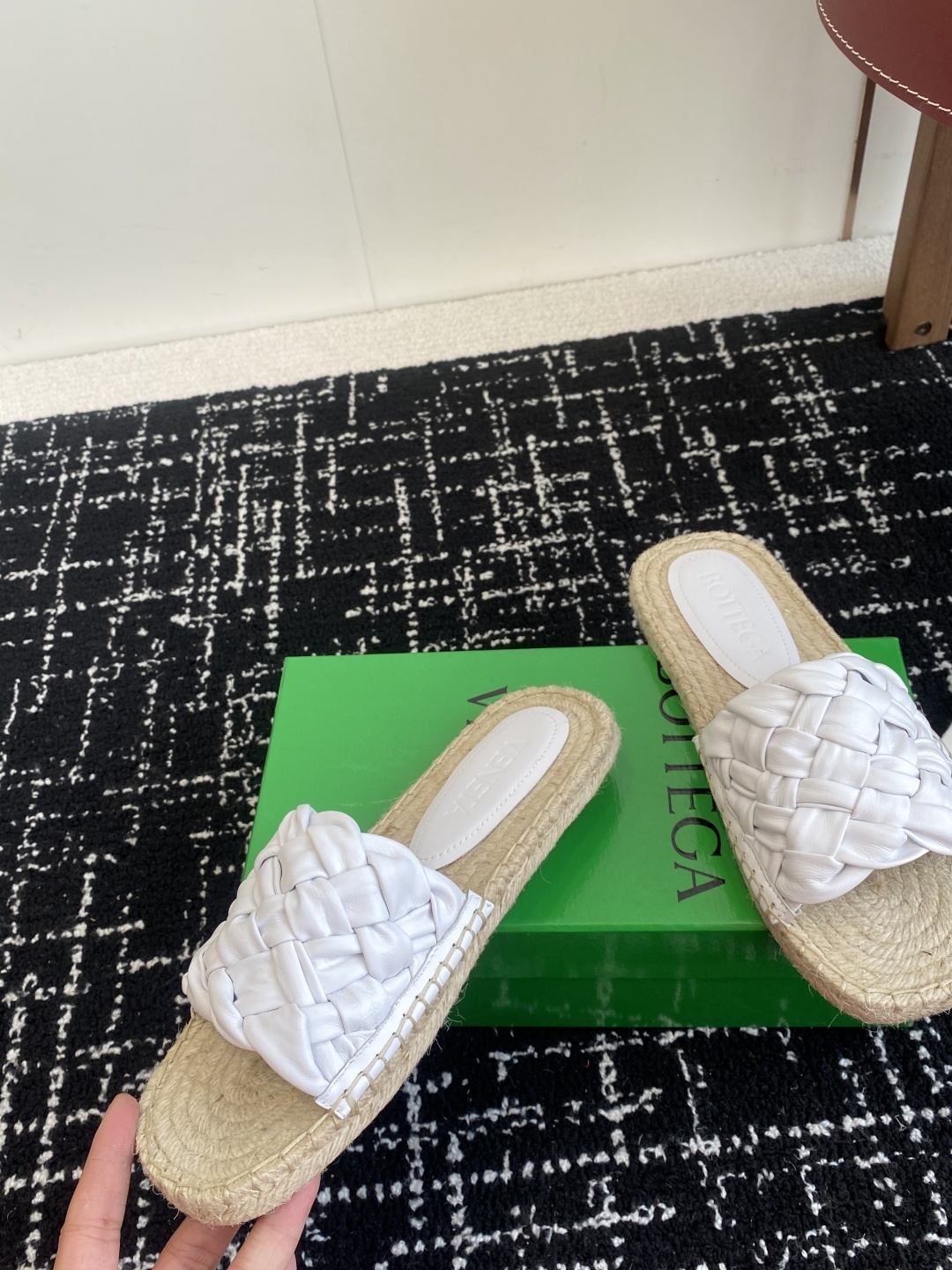 东莞代购级
Bottega Veneta BV新款菱格宽条编织凉拖鞋
ins&小红书巨多网红明星上身!