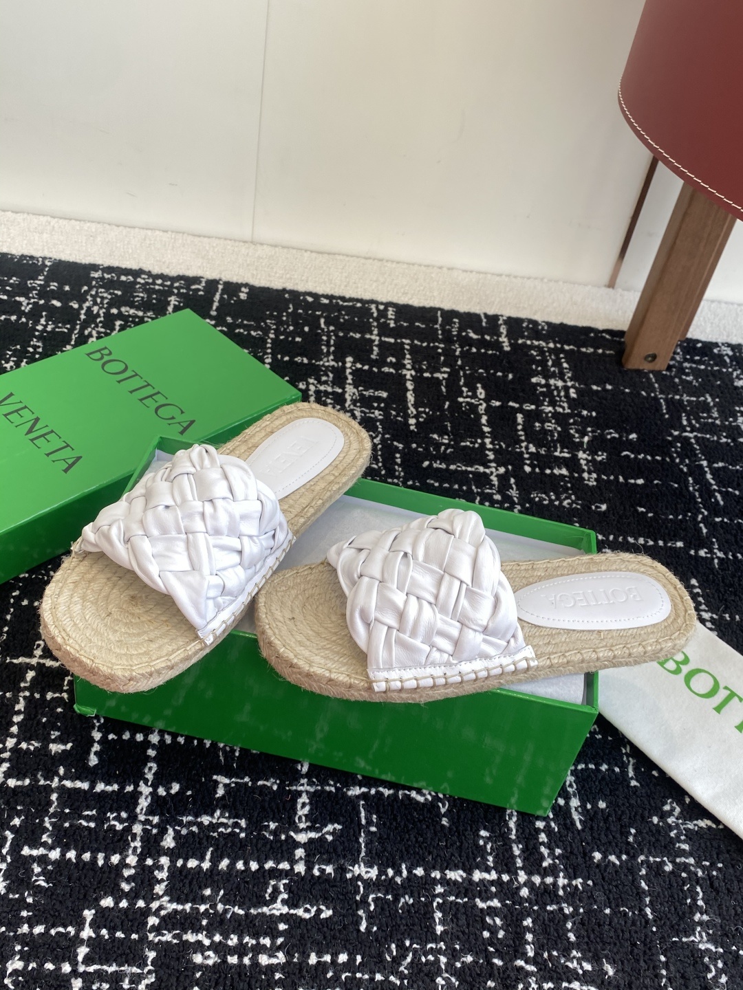 东莞代购级
Bottega Veneta BV新款菱格宽条编织凉拖鞋
ins&小红书巨多网红明星上身!