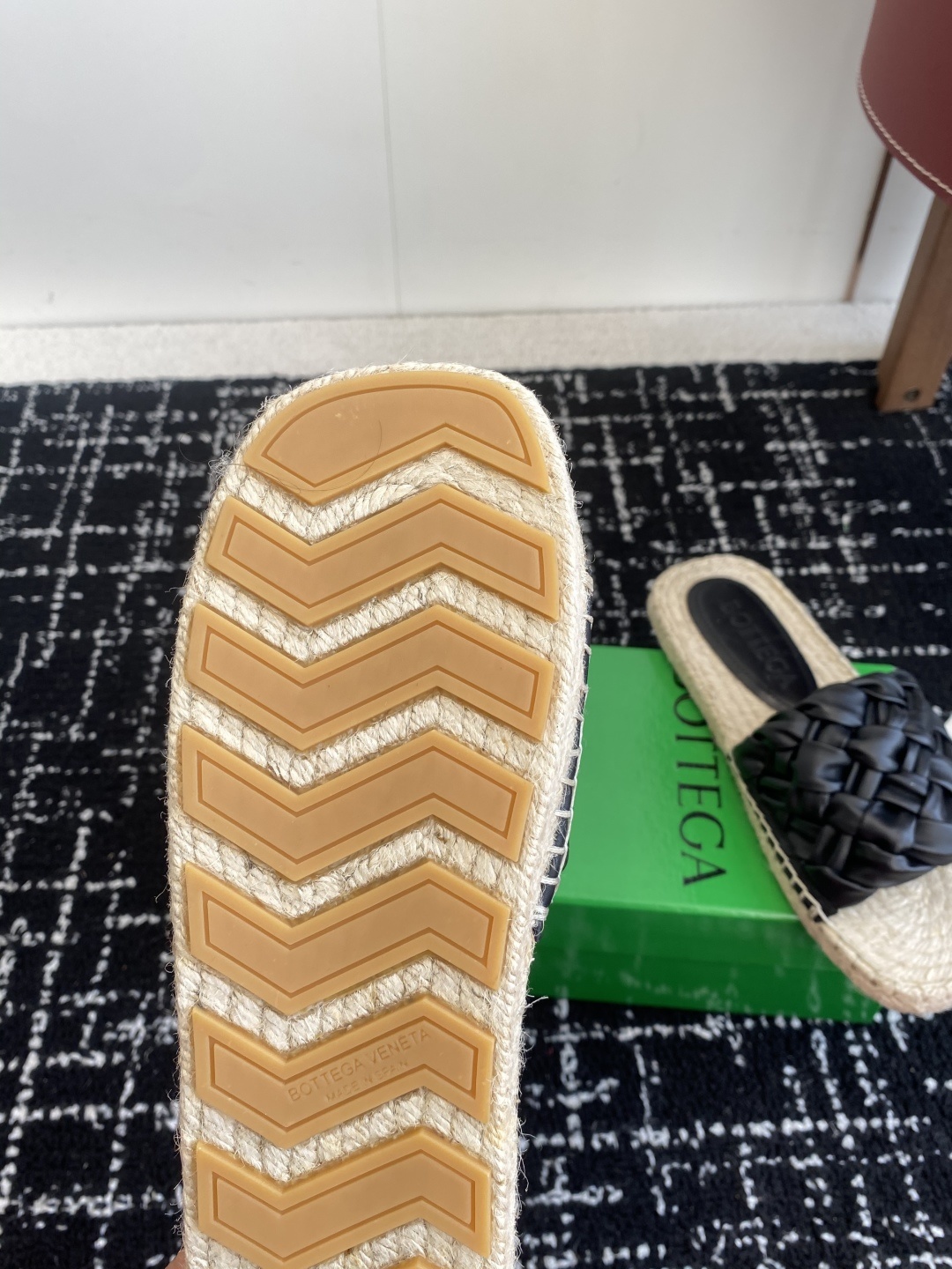 东莞代购级
Bottega Veneta BV新款菱格宽条编织凉拖鞋
ins&小红书巨多网红明星上身!