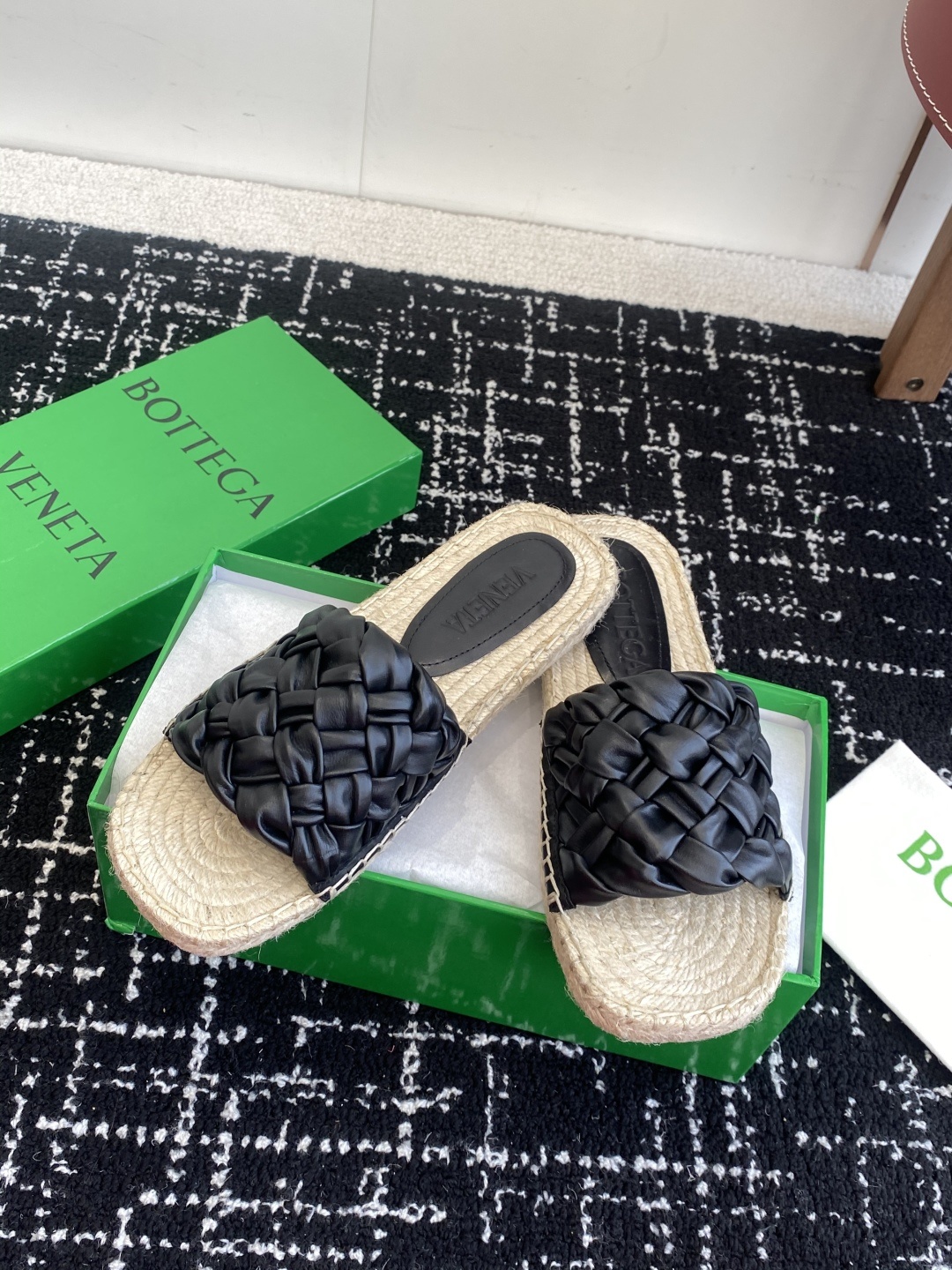 东莞代购级
Bottega Veneta BV新款菱格宽条编织凉拖鞋
ins&小红书巨多网红明星上身!