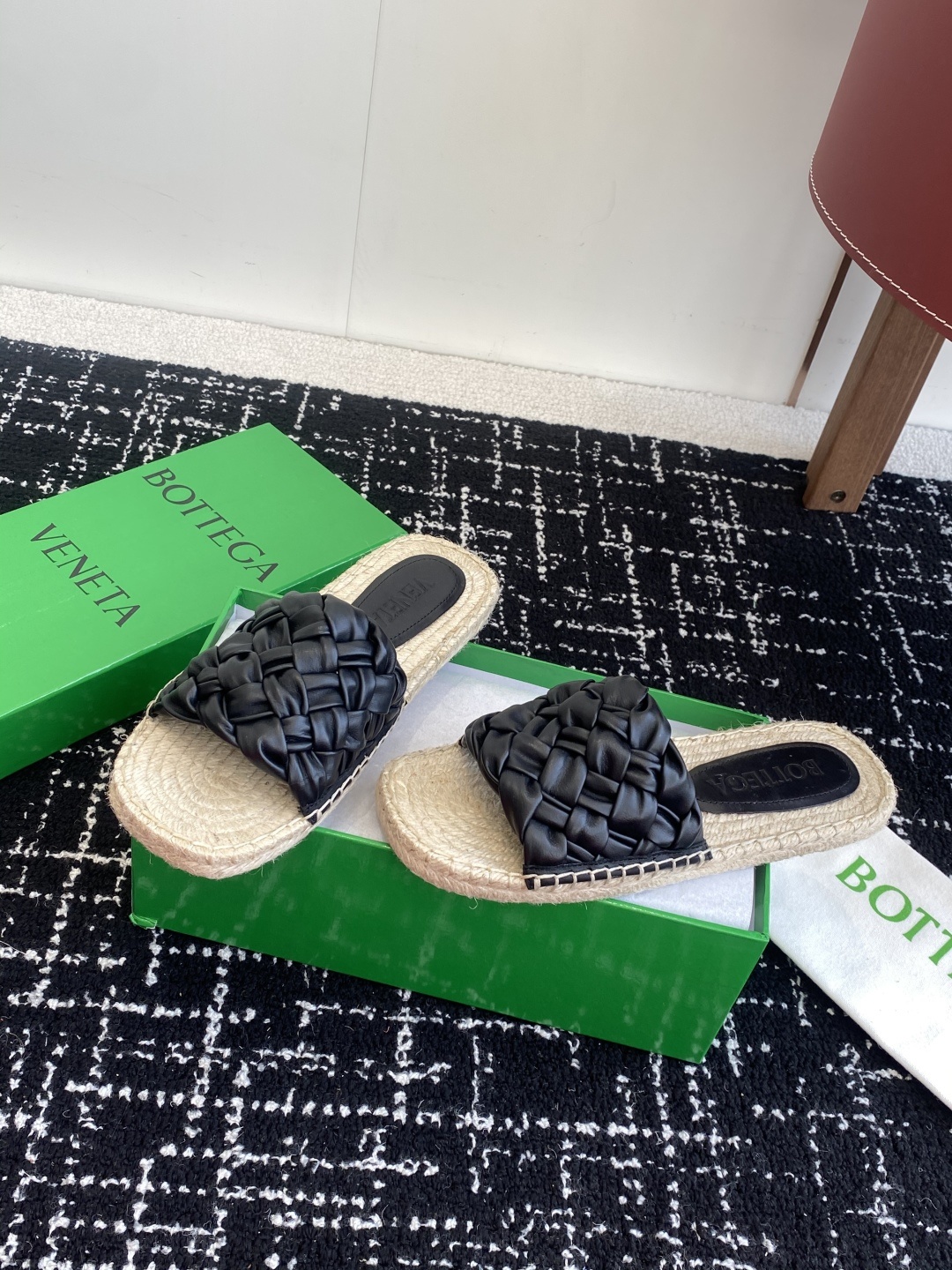 东莞代购级
Bottega Veneta BV新款菱格宽条编织凉拖鞋
ins&小红书巨多网红明星上身!