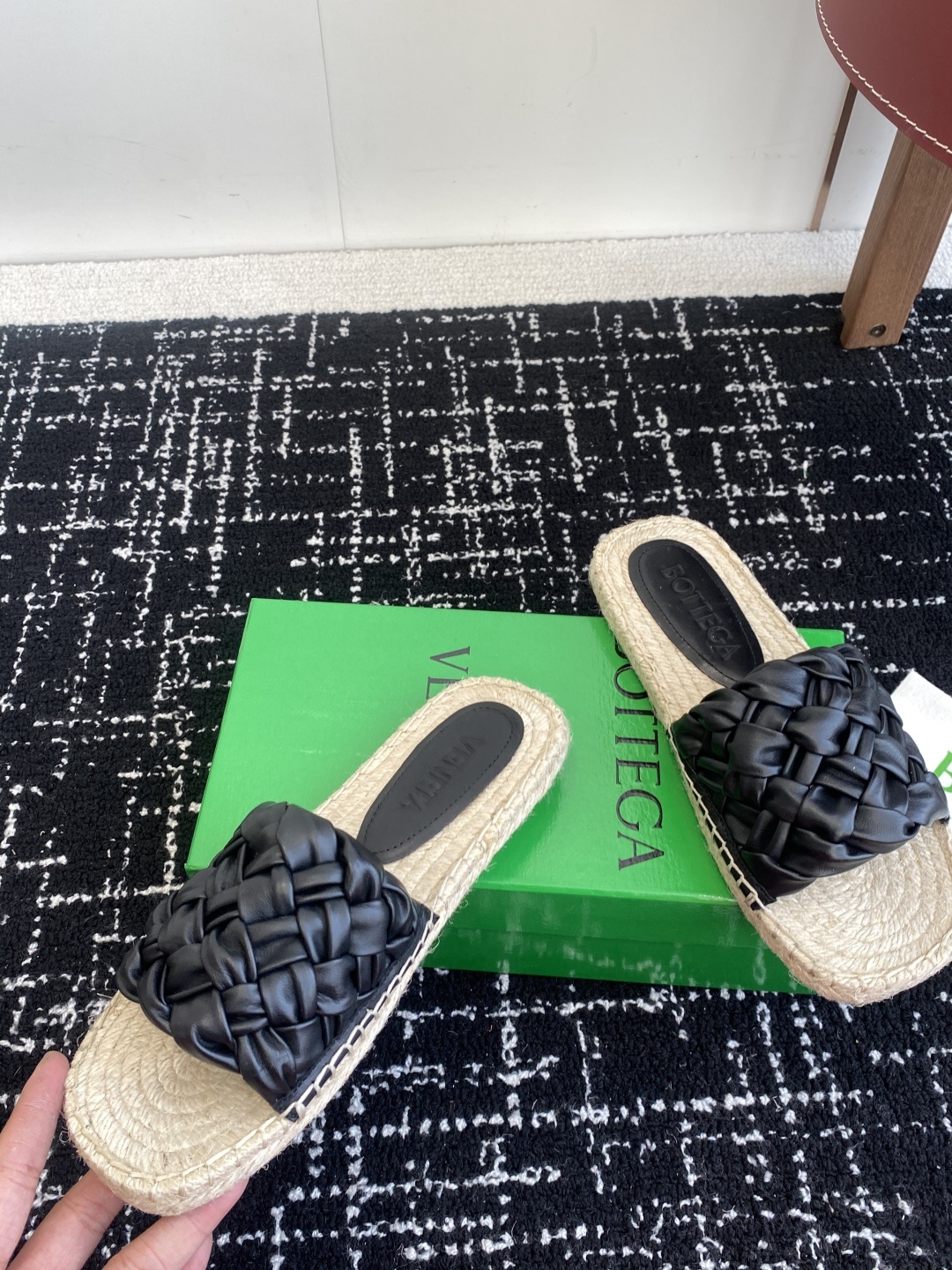 东莞代购级
Bottega Veneta BV新款菱格宽条编织凉拖鞋
ins&小红书巨多网红明星上身!