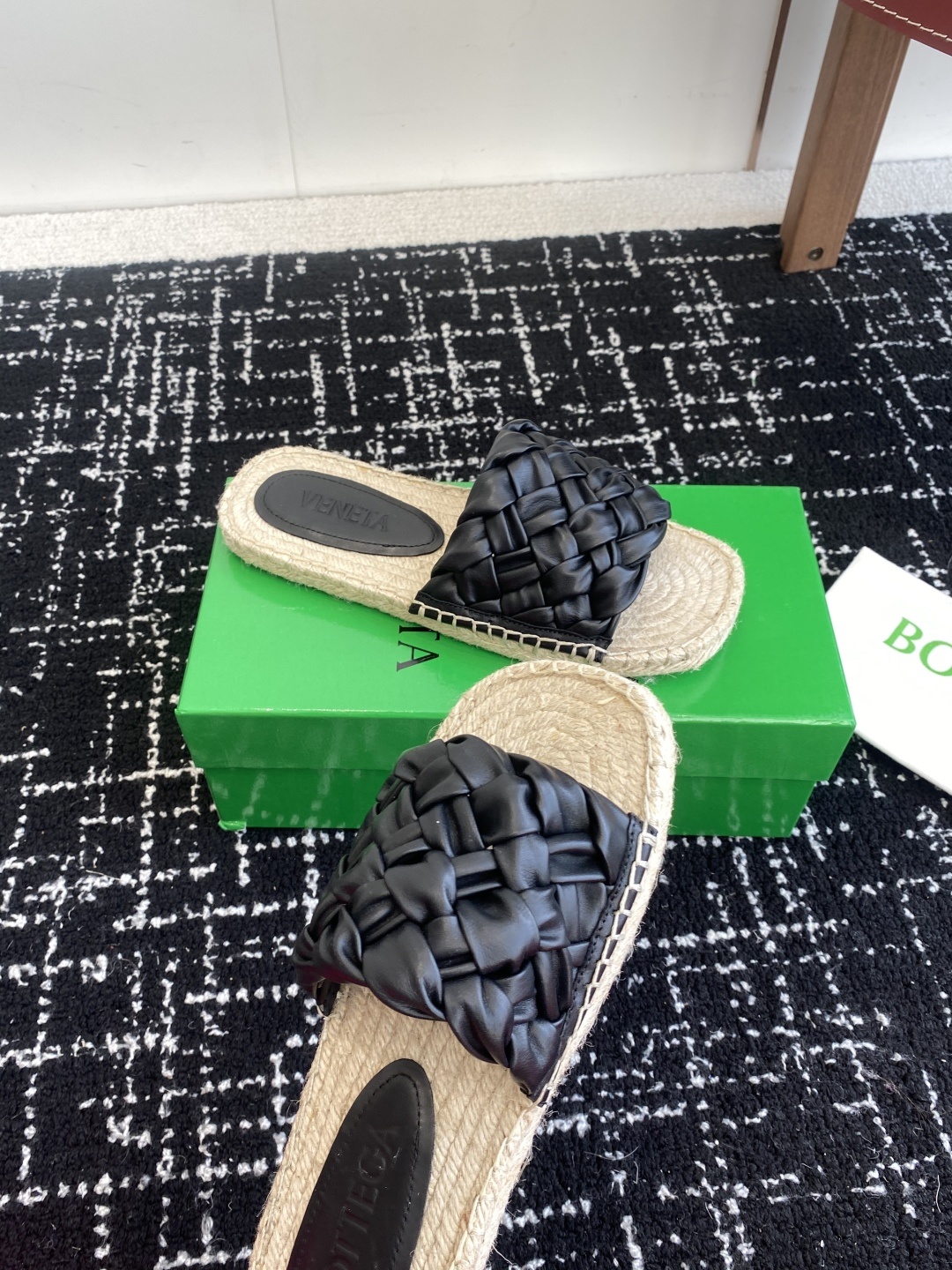东莞代购级
Bottega Veneta BV新款菱格宽条编织凉拖鞋
ins&小红书巨多网红明星上身!