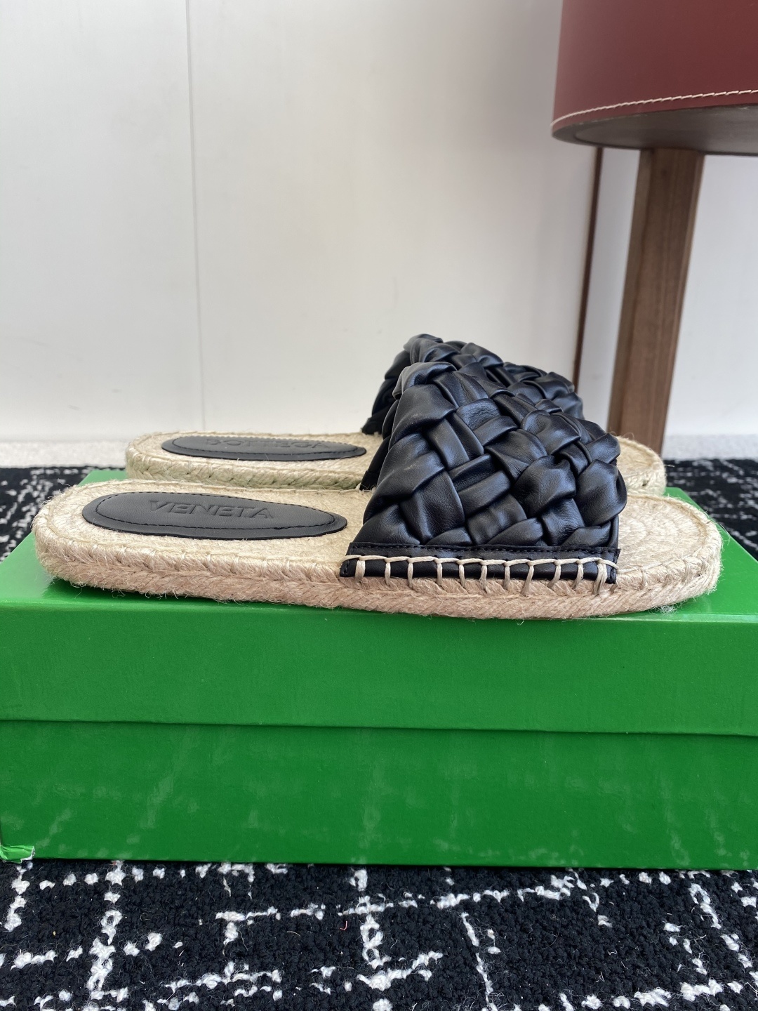 东莞代购级
Bottega Veneta BV新款菱格宽条编织凉拖鞋
ins&小红书巨多网红明星上身!