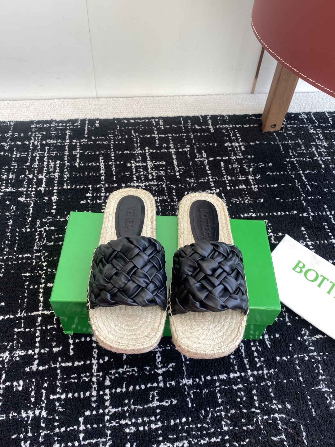 东莞代购级
Bottega Veneta BV新款菱格宽条编织凉拖鞋
ins&小红书巨多网红明星上身!