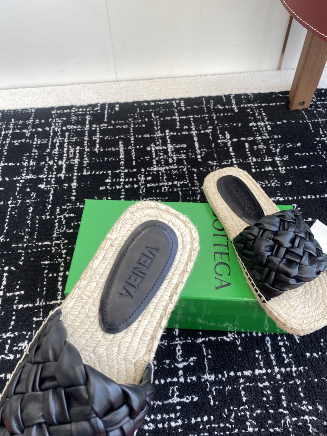 东莞代购级
Bottega Veneta BV新款菱格宽条编织凉拖鞋
ins&小红书巨多网红明星上身!