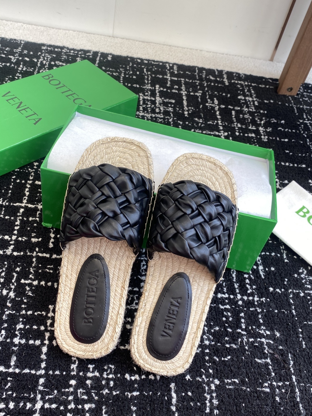 东莞代购级
Bottega Veneta BV新款菱格宽条编织凉拖鞋
ins&小红书巨多网红明星上身!
