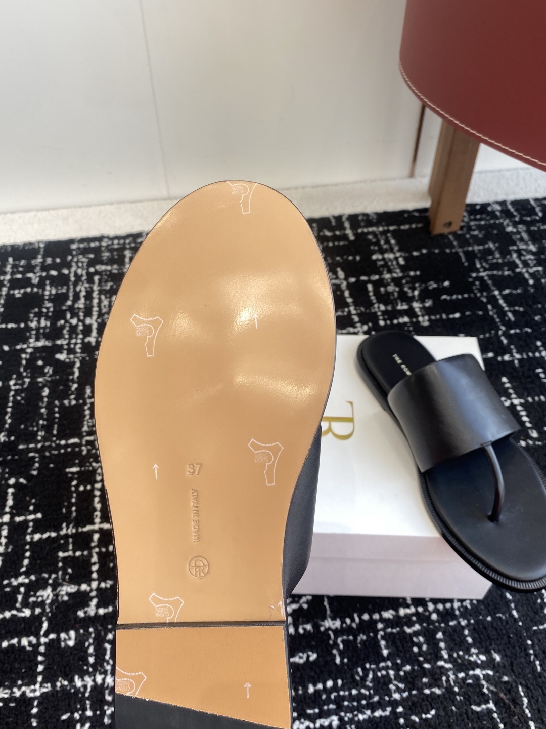 东莞代购级
新款 25ss The Row夹脚拖鞋
第一眼看到这个鞋子给人感觉很简单不起眼,其实上脚很