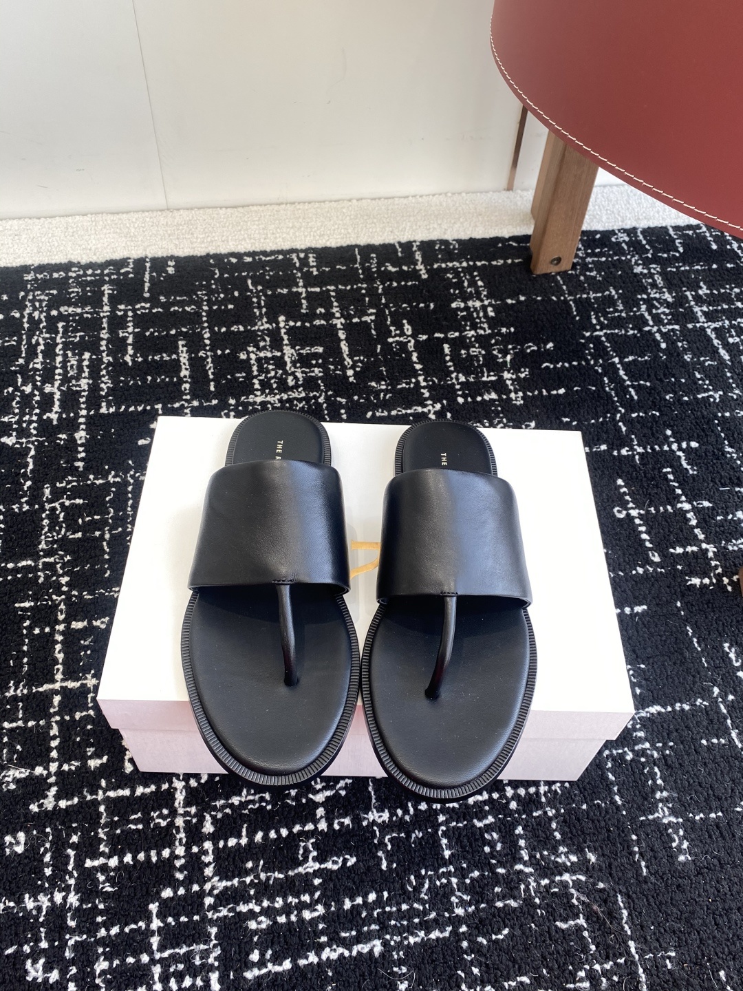 东莞代购级
新款 25ss The Row夹脚拖鞋
第一眼看到这个鞋子给人感觉很简单不起眼,其实上脚很