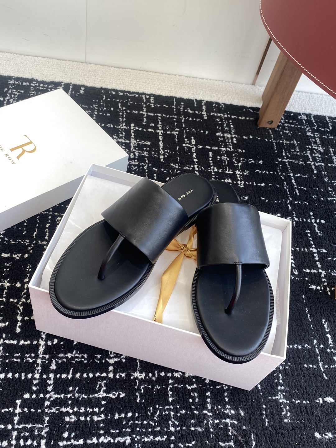 东莞代购级
新款 25ss The Row夹脚拖鞋
第一眼看到这个鞋子给人感觉很简单不起眼,其实上脚很