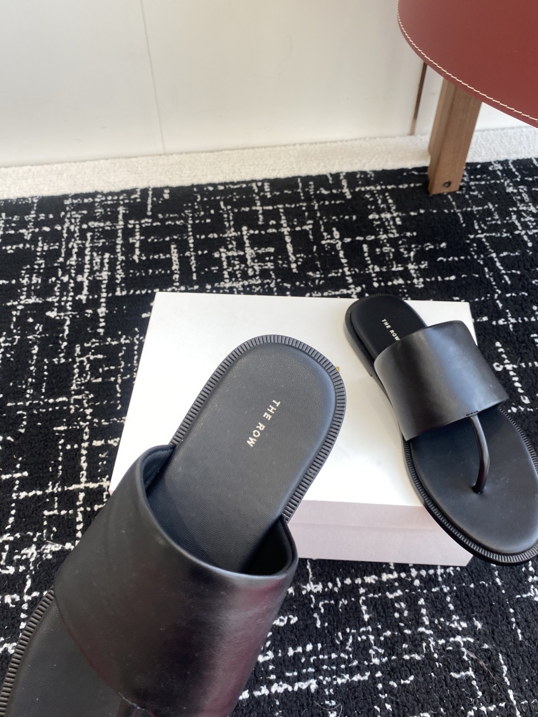 东莞代购级
新款 25ss The Row夹脚拖鞋
第一眼看到这个鞋子给人感觉很简单不起眼,其实上脚很